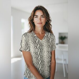 Amaryllis Printed V-neck Short Sleeve Shirt Size 1X